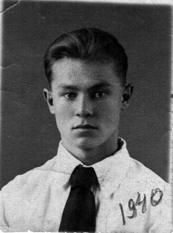 Кудрявцев Борис Николаевич, ушёл на войну со школьной скамьи, здесь ему 16 лет. Скоро начнётся война.