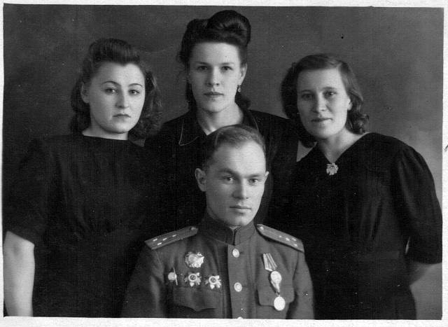 1946 г. Омск Борис Кудрявцев с женой Галиной и сестрой Вероникой