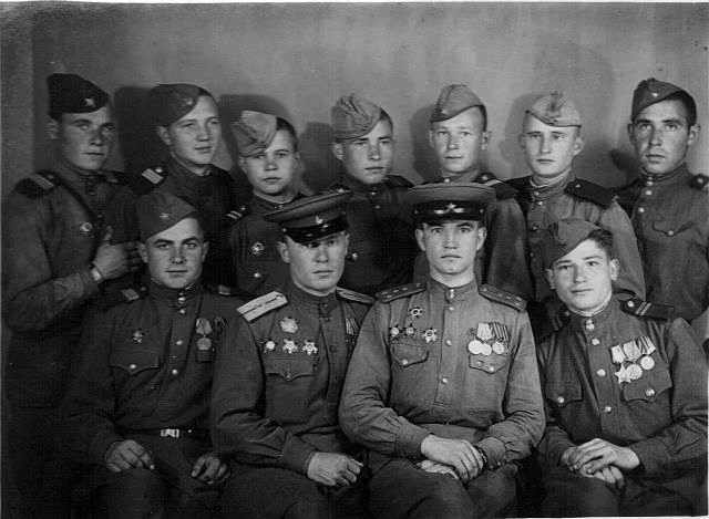 Кудрявцев Борис с однополчанами. 1945г. Югославия