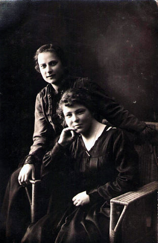 Маркова Зина(справа) 1918 год , май .
