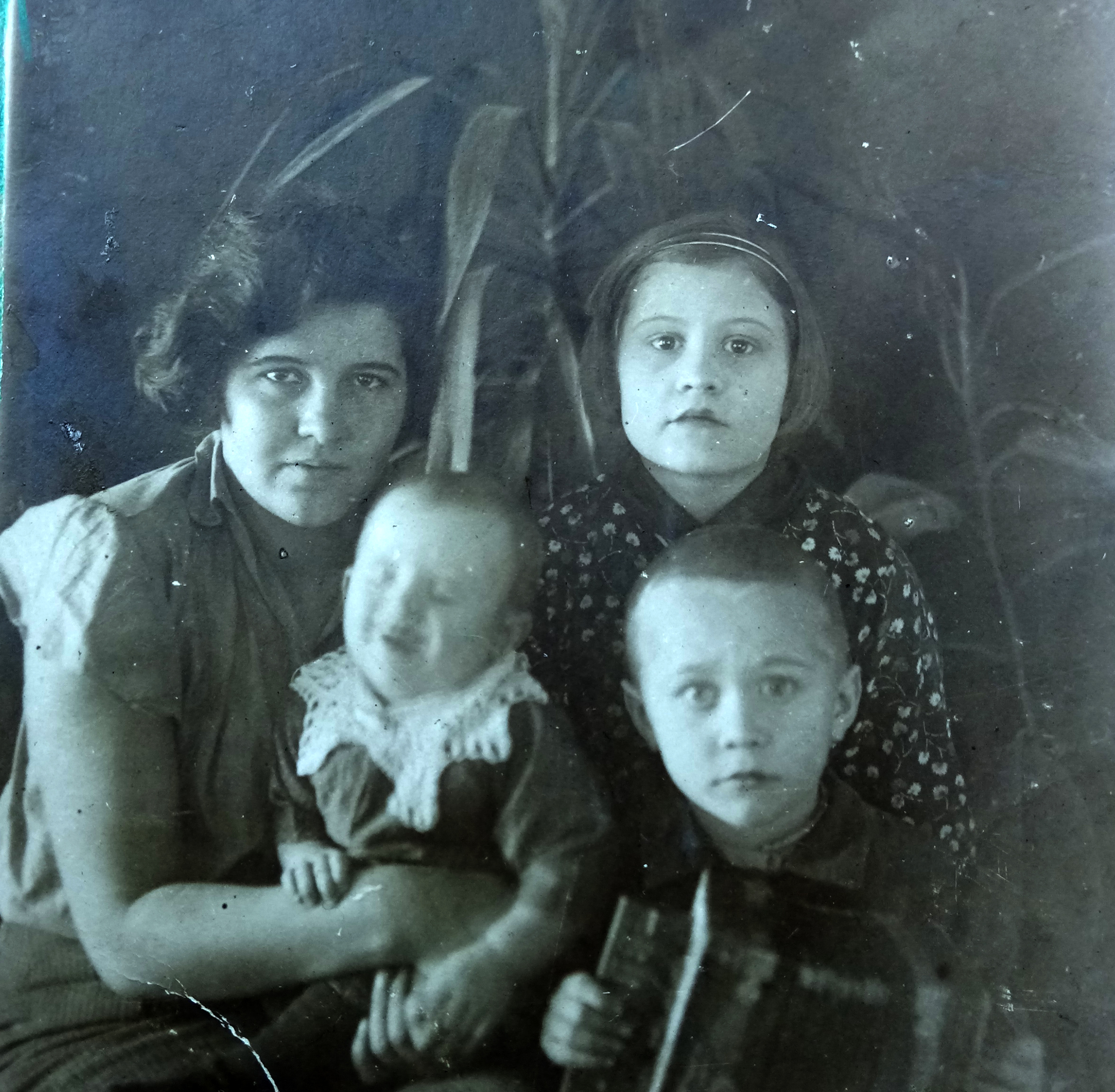 Яневская Лидия Даниловна с дочерью Галиной сестрой Ниной и братом Виктором