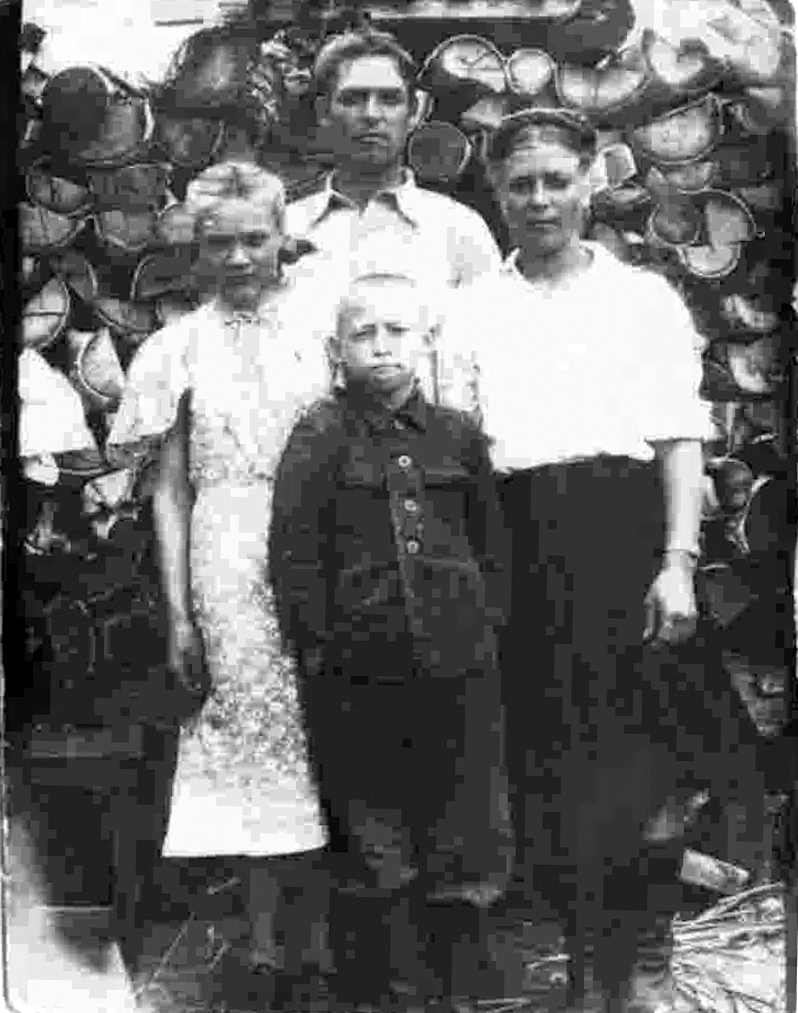 Лабеев Иван Ксенофонтович с женой и сыном Иваном