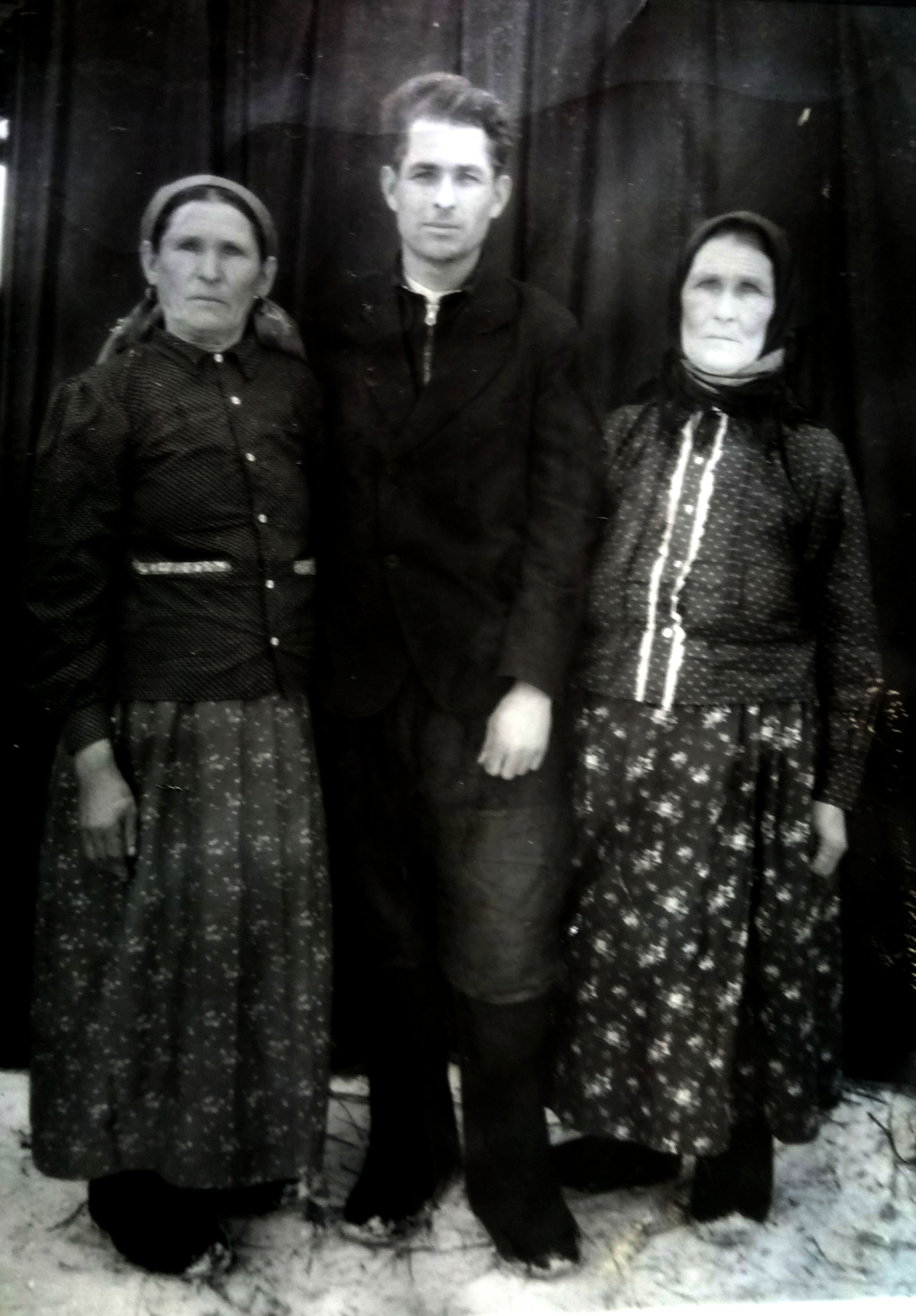 Слева направо - Лабеева Елизавета Игнатьевна, Лабеев Сергей Ксенофонтович