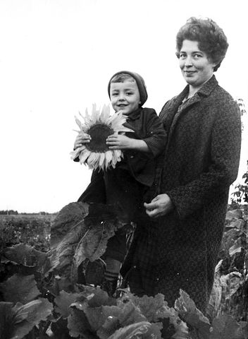 Кучумова Галина Ивановна с сыном Сергеем у подсолнуха