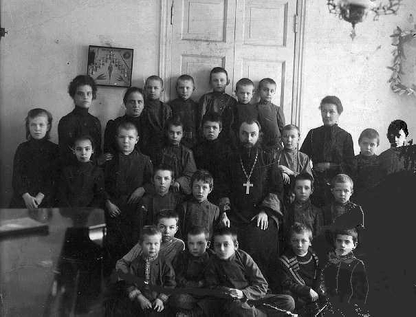 Сестры О.В. и М.В. Циммерман среди учеников, открытой ими школы. Справа, предположительно Маркова Ю.А.
