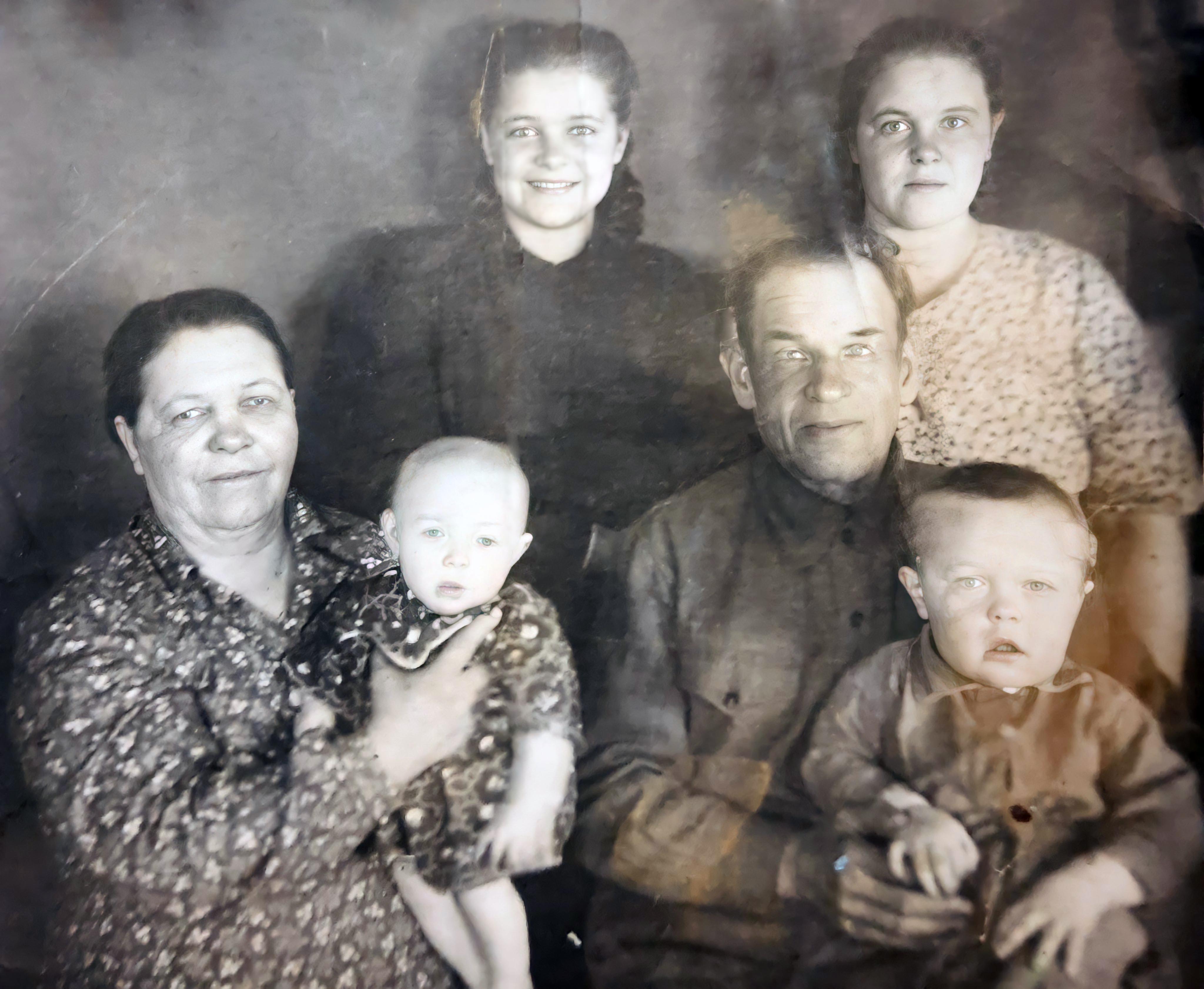 из архива М.Морозовой. б.Поля и д.Гриша с внуками, а сзади стоят Анна (слева) и Нина (справа)