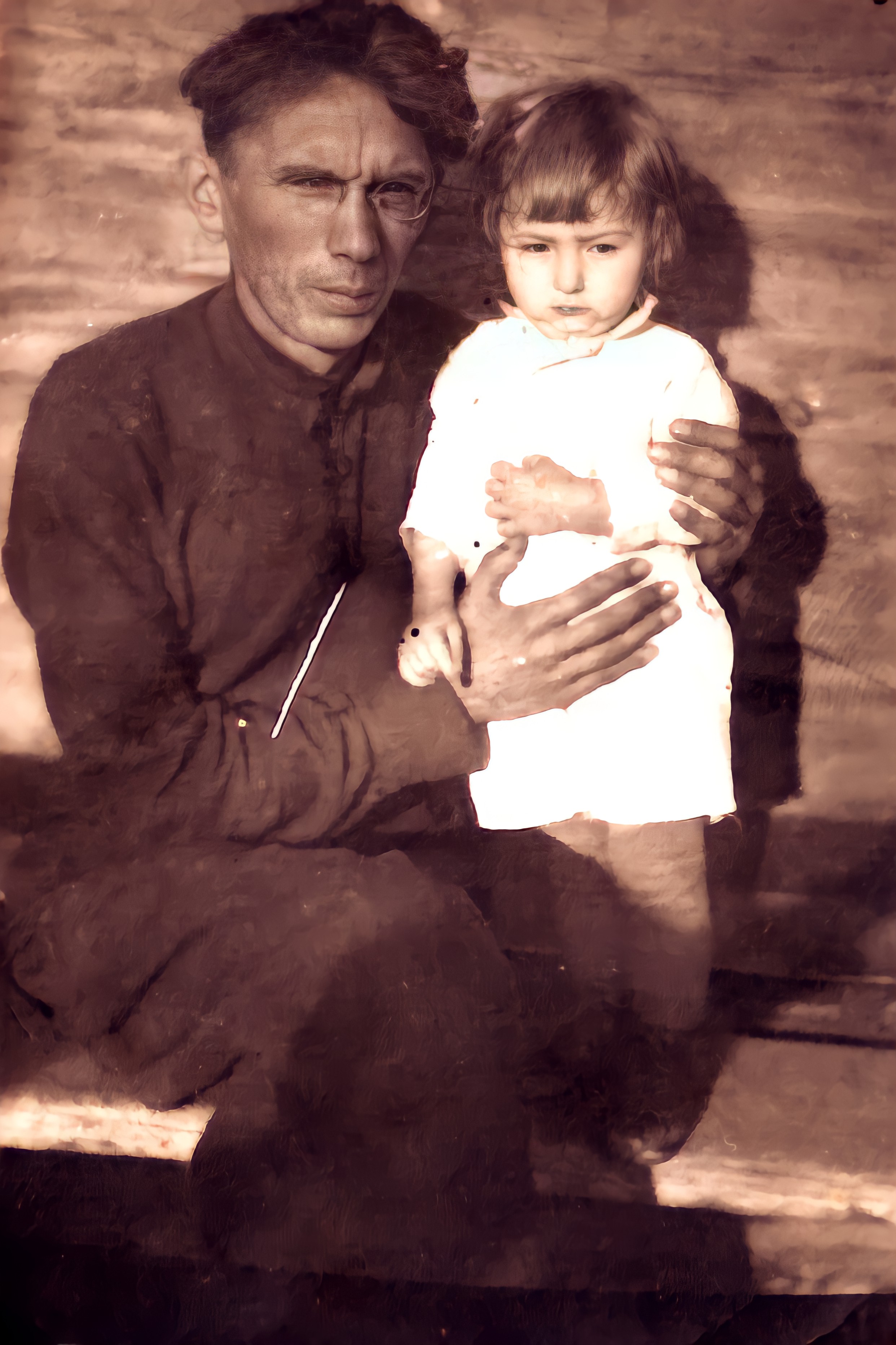 Кучумов Василий Данилович с сыном Валерием. Фото улучшенное Remini