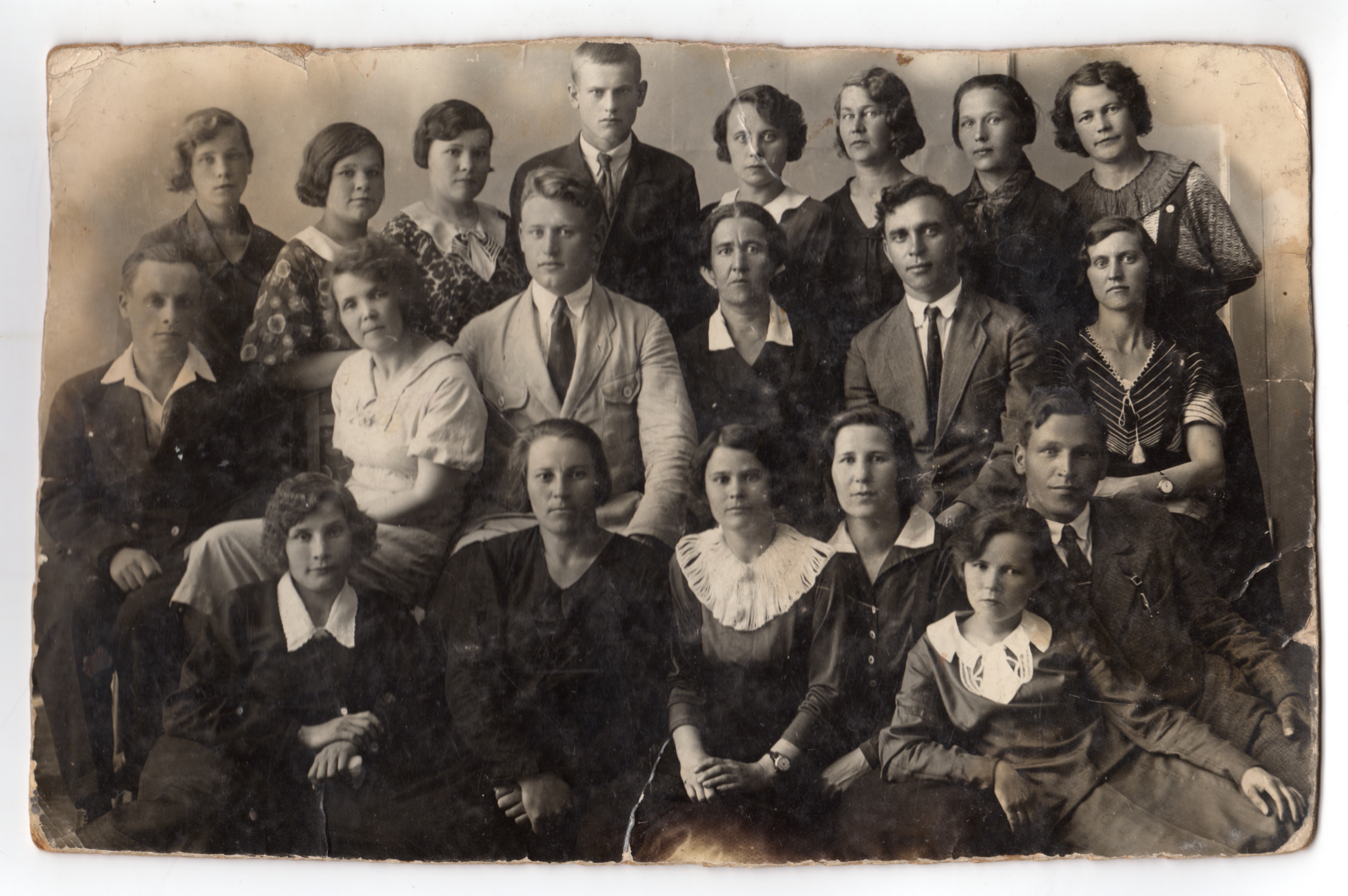 Группа учеников 7-й группы. СССР, Омск, 1937 г. (Сацердотова А.Д. - 2-я слева в среднем ряду)